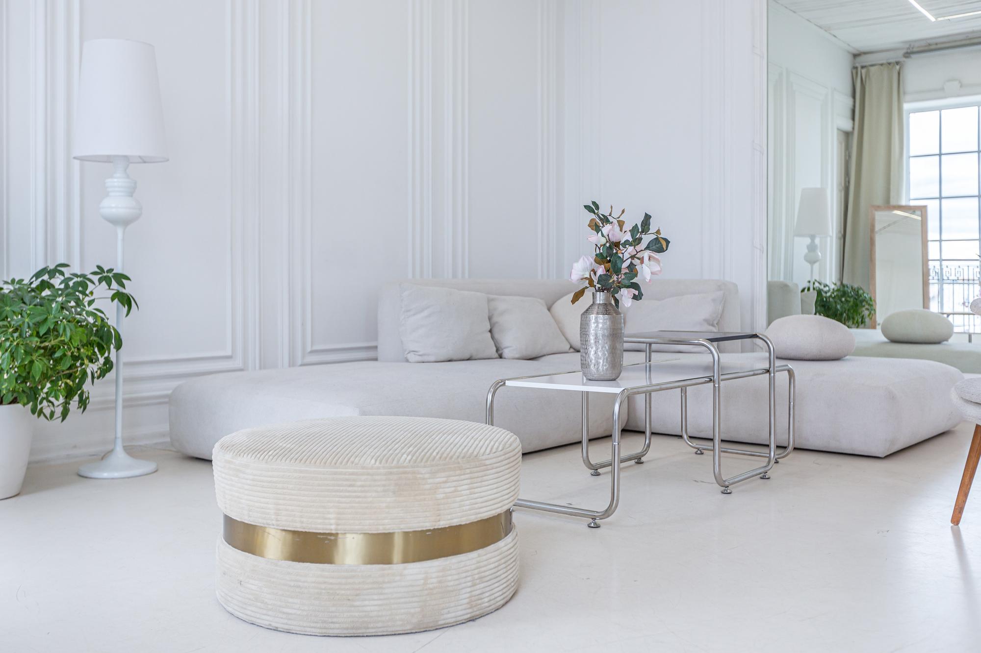 Interior living spaţios, decor neutru